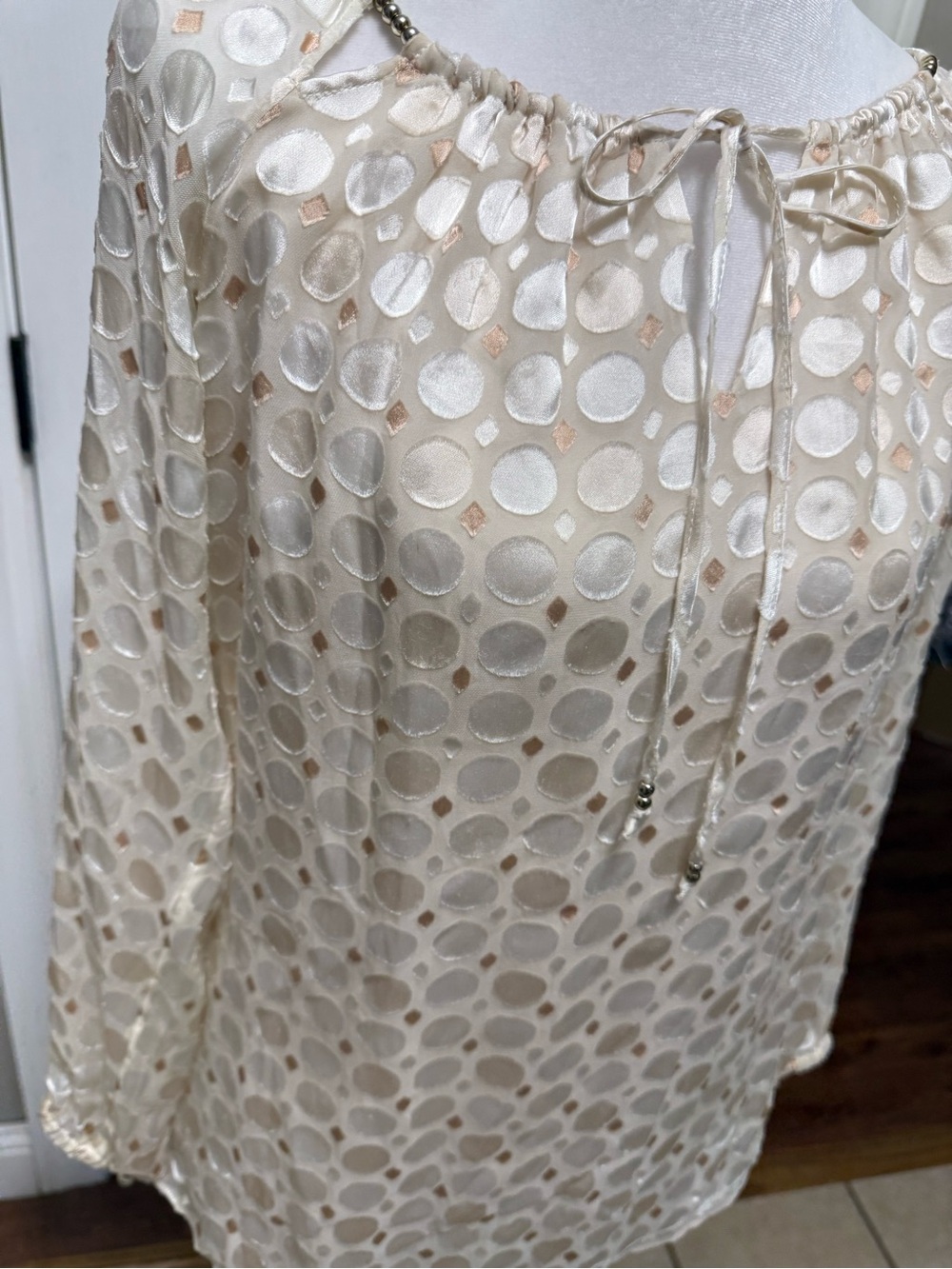 White House Black Market Ivory Sheer Boho Blouse Size S Textured Dot Tie Neck - Picture 4 of 15